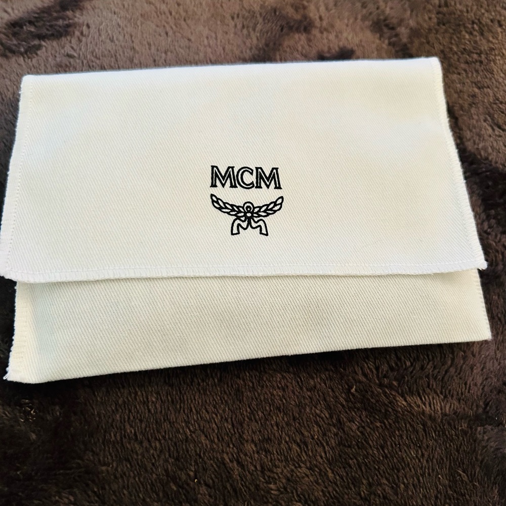 Authentic MCM LEATHER CARD CASE - Picture 5 of 6